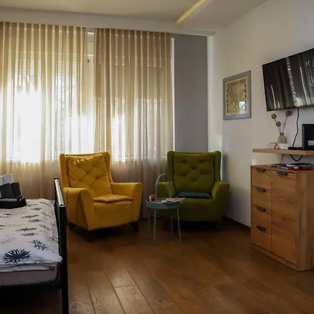 Rezervisi Slobodno, U Centru Smo